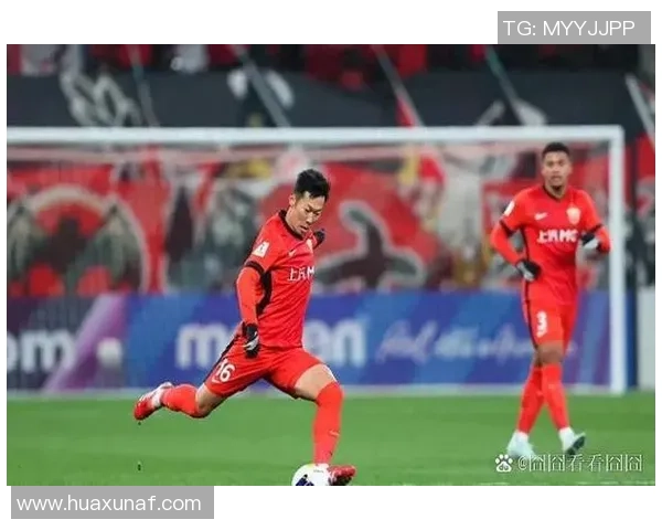 2场失误送3球遭亚泰球迷责备！20岁国足红星做寻衅手势回怼：你下来